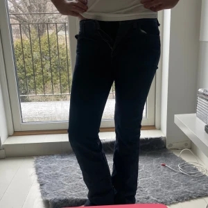 Snygga fest jeans - Jag säljer ett par jätte snygga Filippa k jeans , anledning eftersom att de är för små. Bra skick!❤️