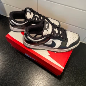 Nike dunks  - Säljer dessa Nike panda dunk skorna i storlek 37,5, dem är väldigt sparsamt använda så ser fortfarande fina ut. Köptes nya för 1700kr för ett år sen, säljer för 400kr. ☺️