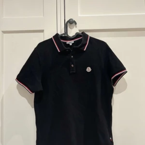 Moncler piké - Äkta Moncler piké.  Pris kan förhandlas, inga skador och den är bra i skick! Storlek S.