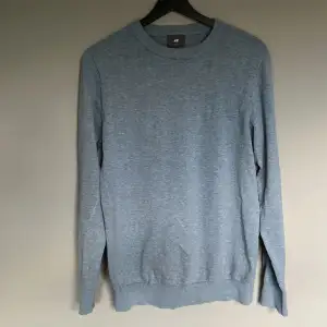Säljer denna riktigt snygga stickade tröjan i färgen ljusblå från HM // den är 8/10 skick, inga defekter men lite använd // är 180 o väger 65 o den sitter fint på mig // storlek S // frågor eller funderingar?