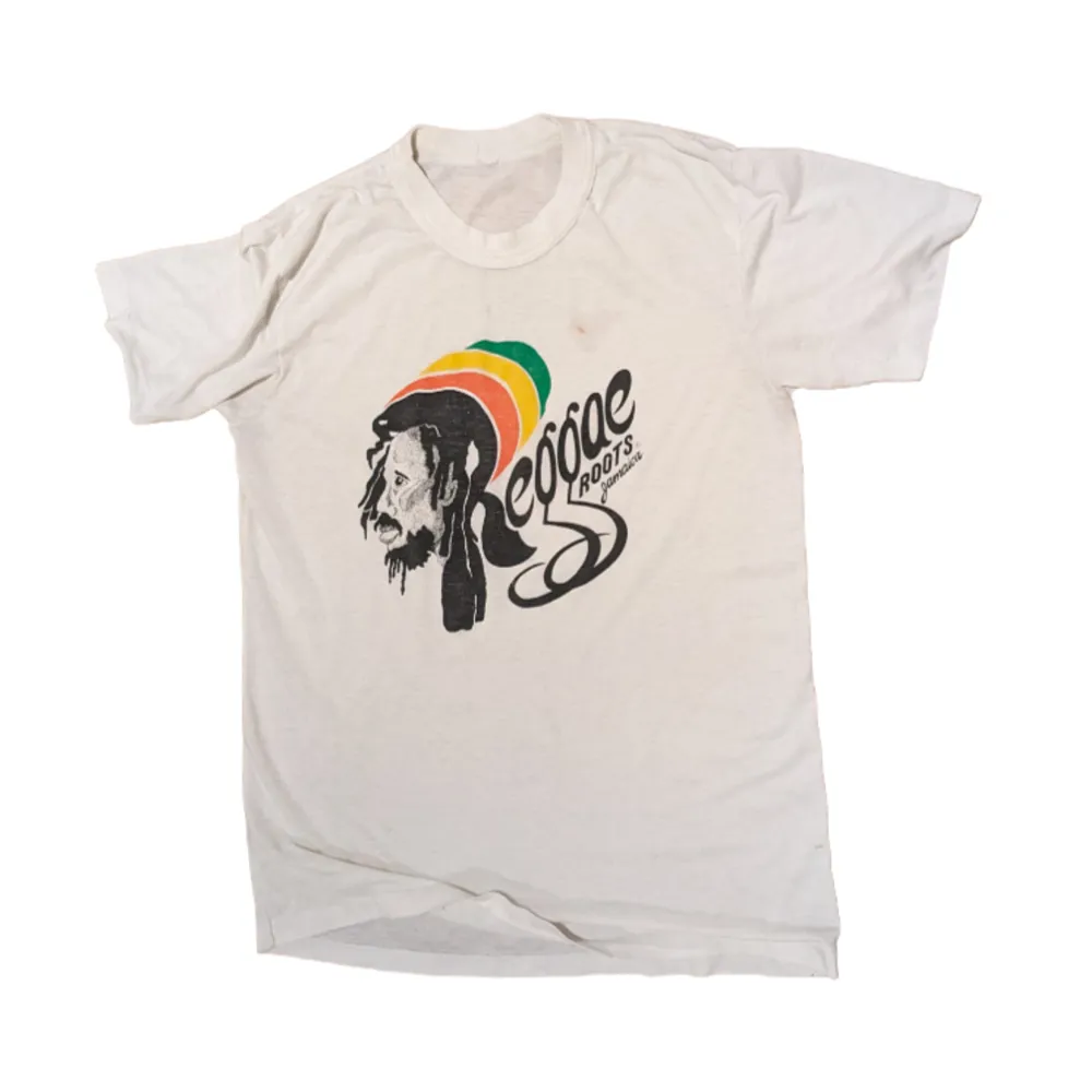 Snygg vit t shirt med reggae bob Marley tryck. . T-shirts.