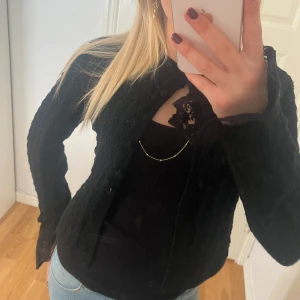 Stickad cardigan Zara - Säljer denna stickade cardigan med dem FINASTE spetsdetaljerna !! Kommer inte till användning tyvärr och den har en liten defekt (se bild)❤️