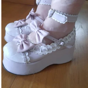 Kawaii rosetter platå lolita skor  - Storlek, 38/39 - finns en del skrap märken & sulan har lossnat lite framtill vid tårna🌸 Skicka PM för fler bilder på skrapmärkena.