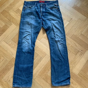 Replay jeans - Säljer ett par snygga replay jeans. Inga stora skador men ganska sletna efter användning. Ställ gärna frågor✌️