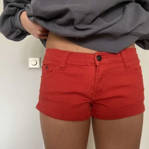 Lågmidjade shorts - Super coola Lågmidjade röda shorts 💥