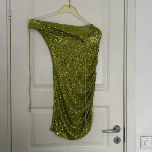 Denna klänningen är kort 
