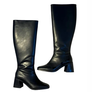 svarta knähöga boots/stövlar - säljer dessa mycket fina knähöga stövlarna från monki! mycket bra skick. använd 2 gånger. nypris:799kr. om du har frågor så är det bara att kontakta mig.
