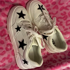 Stjärn sneakers - Säljer dessa as coola och sköna sneakers då jag ej använder dom! Förekommer en liten defekt på högra skon, men de är ej använda mer än 2 gånger. Priset går att diskuteras ❤️Skriv för mer bilder privat ❤️❤️Står att de är stl 39 men känns mer som 38/5 