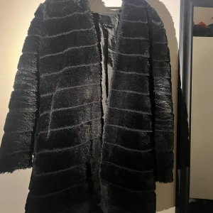 Pälsjacka  - Säljer min svarta pälsjacka i  mycket gott skick.