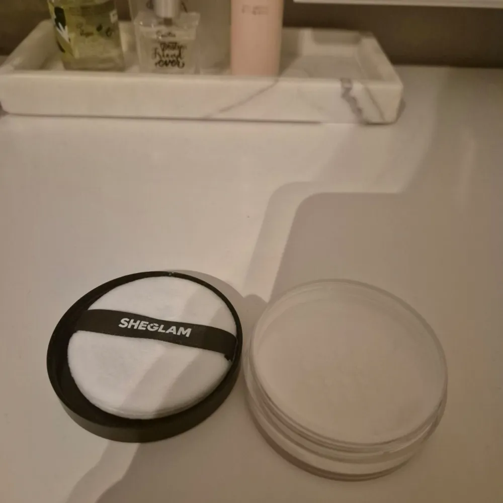 Hej jag sĂ€ljer mitt setting powder pĂ„ grund av att jag har tvĂ„ stycken. JĂ€ttebra och sĂ€tter verkligen sminket pĂ„ plats det Ă€r helt oöppnad och plasten sitter kvar. skriv gĂ€rna till mig om flera frĂ„gor //Juniđđ. Beauty.