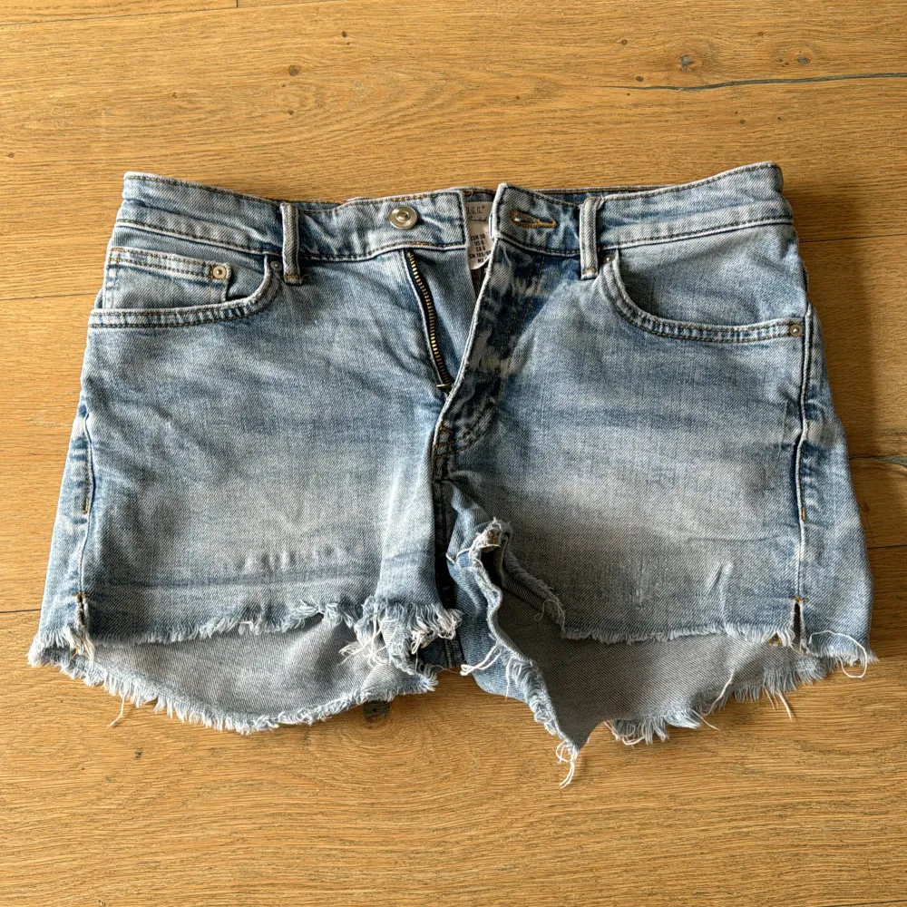 Snygga jeansshorts i storlek 36! Korta, går precis under rumpan :) otroligt fint skick. Hela och rena. . Shorts.