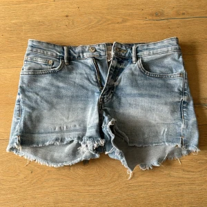 Galet snygga jeansshorts till sommaren! - Snygga jeansshorts i storlek 36! Korta, går precis under rumpan :) otroligt fint skick. Hela och rena. 
