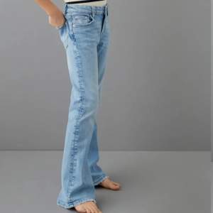 Säljer dessa lowwaist bootcut jeansen från Gina Tricot. Jeansen är från deras young sortiment. Nyskick🌺. Jag är som referens 154 cm lång och jeansen passar mig perfekt i längden💗💗