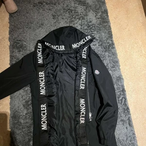 Moncler regn jacka  - Helt ny använt den bara 2 gånger vill sälja den eftersom den är för stor för mig