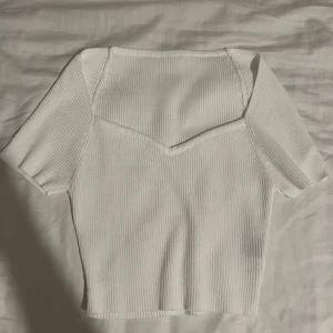 Sommartopp  - Säljer denna fina vita v-ringade t-shirten. Storlek S/36 och passar mig perfekt.  Använd ungefär 2 gånger.💖💖