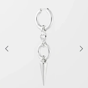 SysterP Juno Long Single Earring silver  - Aldrig använd, i nyskick. Silver. Nypris 1 199kr men nypris 600. Alltså 1/2 för helt oandvänd. Jag köpte två så behöver därför inte denna också. 