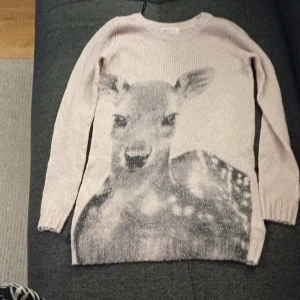 Lång, rosa tröja - Tröja från H&M. Varm och bra att ha till vintern❄️☃️. Storlek 146-152( 10-12 år)👧. Är i bra skick då den bara har använts några gånger✅️.  
