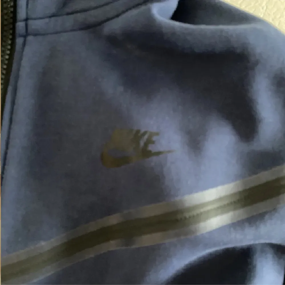 Säljer denna fina Nike tech fleece tröja då den är för stor för mig men 10/10 skick. Hoodies.