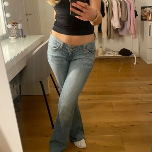 Lågmidjade jeans💗 - Säljer dessa jättesnygga, lågmidjade jeans! Innebenslängden är 80 och midjemåttet tvärs över är 39. De passar perfekt på mig som är 160. De lite slitna längs ned men annars i jättefint skick!💕💘