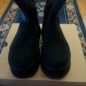 Säljes Ugg - Nyskick endast använda nån timme.  Slutsålda i strl 37.