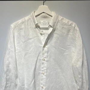 These Glory Days linneskjorta - Vit linne skjorta från These Glory Days i storlek small. Tunt o bekvämt skjorta perfekt till sommarens varma väder. Svarar gärna på frågor. Kolla min profil för fler skjortor🤙🏻