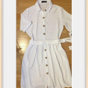 Oanvänd Klänning 36 sisters point - Mycket fin tunn vit klänning! Style: Nutti Storlek: S  100% Polyester  Oanvänd då den är för liten för mig tyvärr..   Passar nu på sommaren :)  Ordinaroepris priset var 399kr