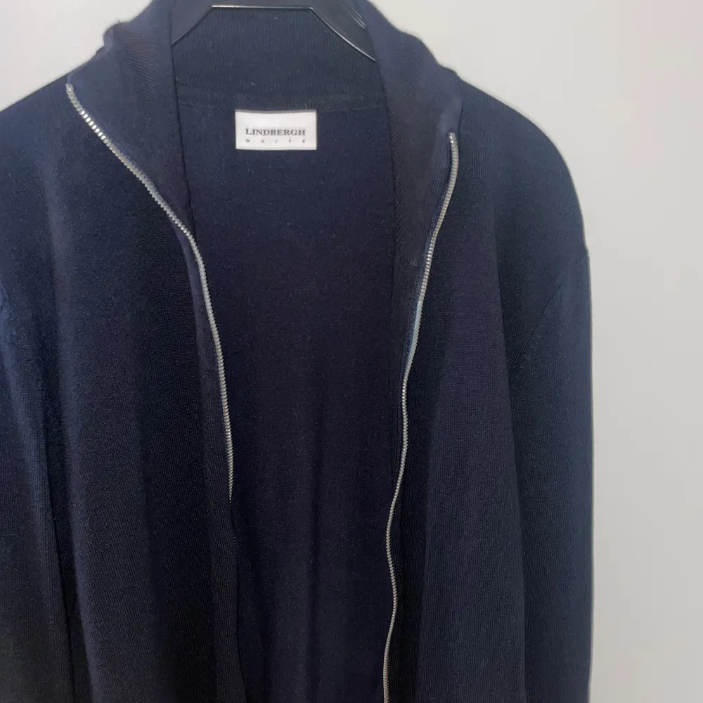 Långärmad Zip tröja från Lindbergh. Knappast använd, cond 8/10. Retail 599. Tröjor & Koftor.