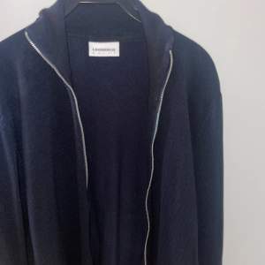 Långärmad Zip tröja från Lindbergh. Knappast använd, cond 8/10. Retail 599