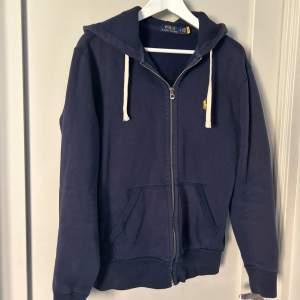 Säljer nu denna hoodie då den inte längre kommer till användning. Men enligt mig är den riktigt snygg.