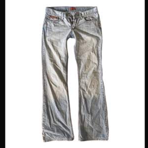 lowwaist bootcut replay jeans 🤝Midjemått 39 cm innerbenslängd 80 cm❗️tryck gärna köp nu❗️(Lappen på baksidan har lossnat lite men går att sy fast)