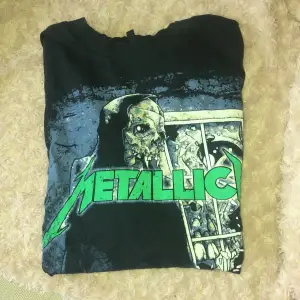 Oversized T-shirt från hm med Metallica logga på. Mörkblå. Storlek M✨