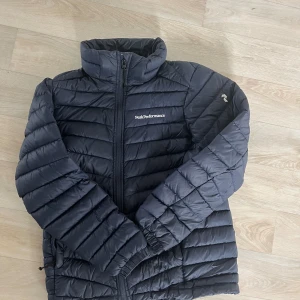 Jacka - Säljer min peak performance jacka då den är för liten. Storleken är 140. Jackan saknar luva därav priset.💓