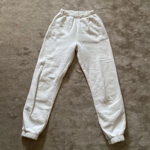 Mjukisbyxor - Sköna vita mjukisbyxor, inga synliga täcken på användning💓
