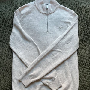 Bondelid half zip nyskick  - Använd en gång. Passar inte riktigt min stil. Kan gå ner i pris vid snabb affär.  