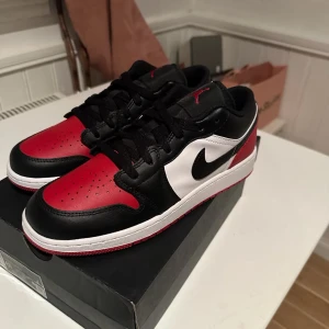 Jordans - Säljer dessa jordans då de inte riktigt är min stil. Helt splitter nya, aldrig använda❤️‍🔥