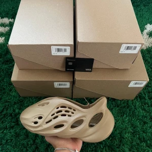 Yeezy Foam RNR Clay [RETAIL] - Yeezy Foam RNR Clay [RETAIL]  US5/EU 38 Pris: 1000kr + Frakt  Kvitto och referenser finns Frakt eller meet-up Stockholm