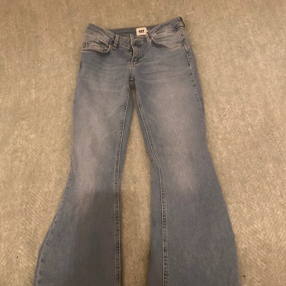 Fina ljusblå low waist bootcut jeans från lager 157. Aldrig använda då de inte passade så bra i längden. Väldigt fina till i sommar!💕  Tryck gärna på köp nu eller skriv vid funderingar🥰. Jeans & Byxor.