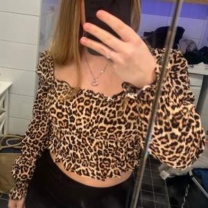 Ny blus med leopard mönster, säljs pga för liten🩷 inget fast pris och kom privat för fler bilder. Blus från H&M🩷🩷