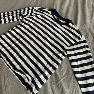 Basic fin randig långärmad t-shirt från Monki!! Älskar sånna här tröjor, men denna är tyvärr för liten för mig nu! 🫶Den är vit och marinblå-randig!!