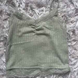 Linne  - Ett linne från New Yorker, linnet är väl använd och har några defekter därav billigt pris🩷