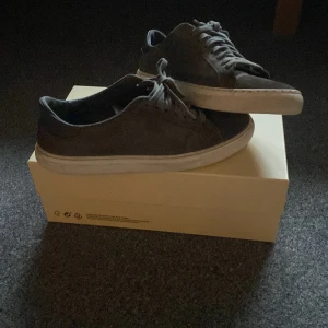 Axel Arigato skor - Dessa är i 9/10 skick, bara några skråmor på insidan. Använd fåtals gånger sedan köp. Skriv gärna Dm för fler frågor. Allt ingår, låda, dampåse