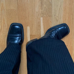 Svarta loafers med liten klack:) - Så coola loafers med lite fyrkantig tå och ungefär 2 cm hög klack. Superbra kvalitet och jätteskön fit:)