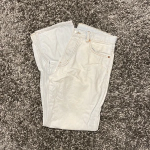 Weekday jeans i modellen space - Har behövt lagas (se bild 2). Kolla min sida för fler jeans och grejer ni kan få paketpris på