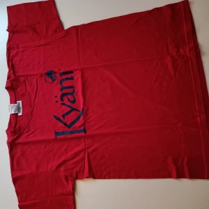 Röd T-shirt - T-shirt av hög kvalitet, helt ny och fräsch. Både billig och stillig, helt oanvänd.