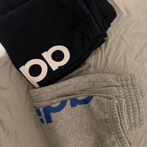 Adidas gympa byxor - Hej jag säljer mina gympa byxor som är från Adidas. Jag har använd dem total 2-3 gånger dem är nya och har en skönt material. (Dem är äkta). Den mörkt blå är i storleken L och den grå är i storlek S.