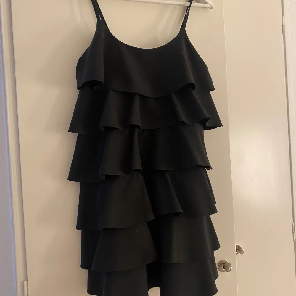Super fin svart volangklänning i storlek S. Bra kvalite och fint skick!. Klänningar.
