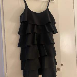 Super fin svart volangklänning i storlek S. Bra kvalite och fint skick!