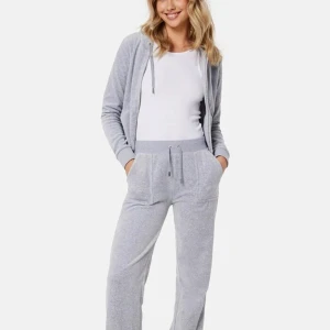 JUICYCOUTURE GRÅTT HELA SETTET - Säljer mitt gråa juicy sett då det ej används längre. Det är i bra skick förutom den lilla defekten jag fotat på sista bilden men den syns inte när man har på sig dom. Säljer hela settet för 700kr pågrund av defekten. Skriv privat för flera bilder💕