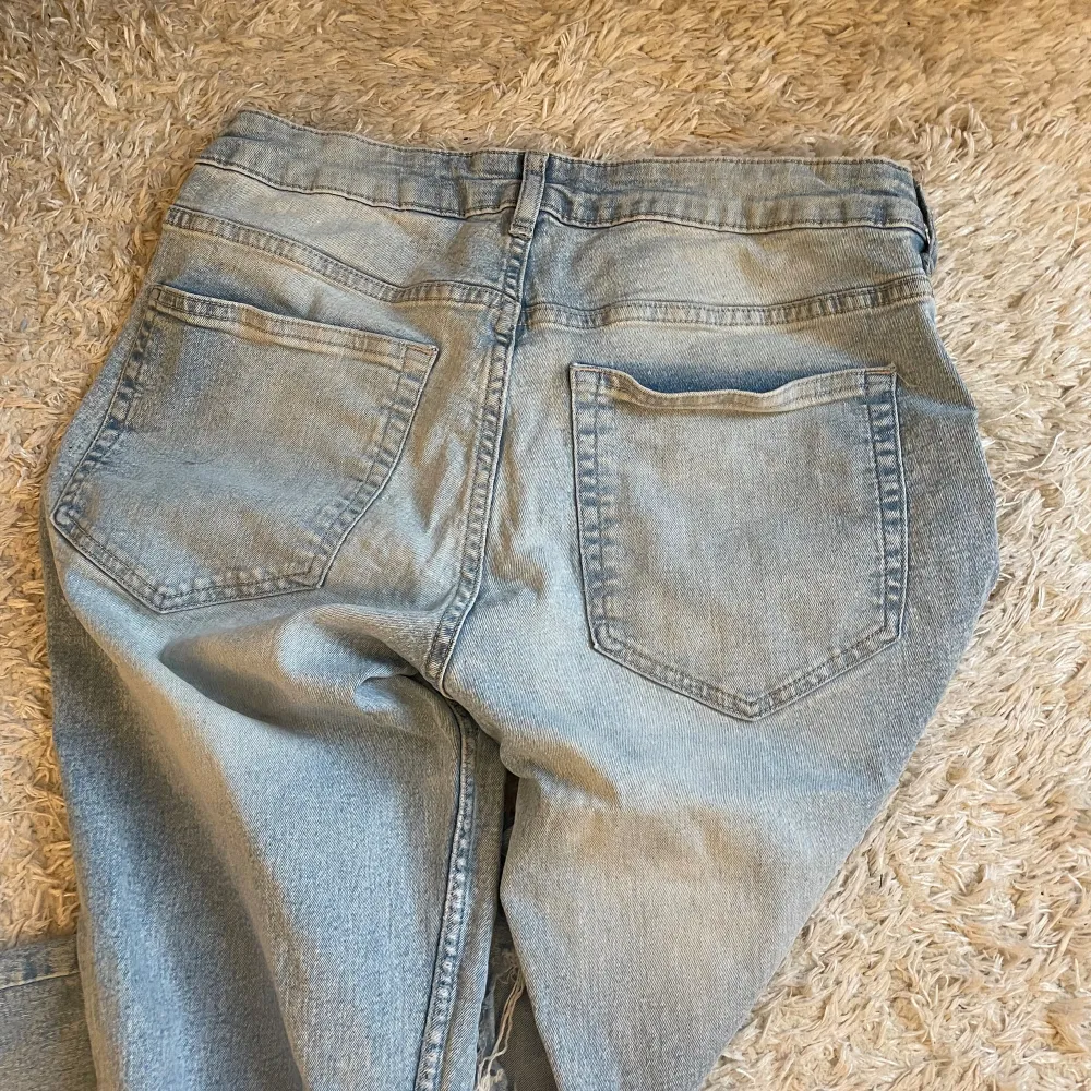 Säljer dom populär hm jeans som e slutsålda i storlek 42. 💕. Jeans & Byxor.