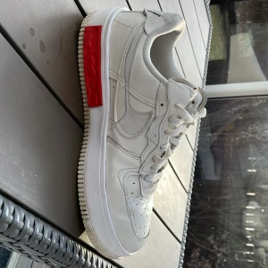 Äkta air force - Unika air force i bra skick men lite smutsiga på sulorna som du ser på bilderna. Dom sitter fortfarande otroligt bra. Dom har behandlats bra. Strl 42